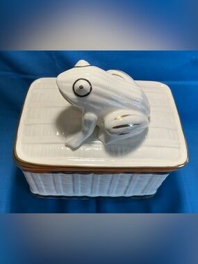Frog Trinket Box White Porcelain Ceramic w/Gold & Silver Accents Vintage 3D